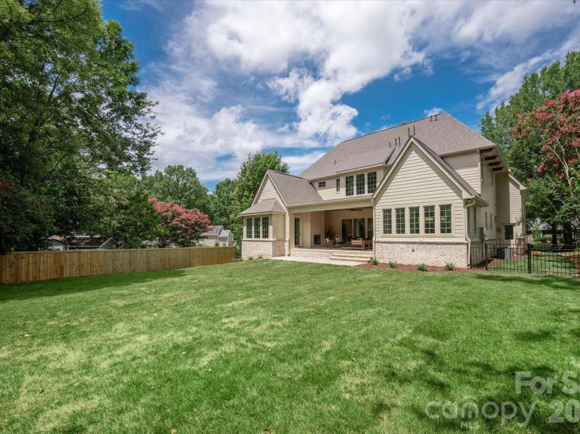 517 Heather Lane, Charlotte, NC 28209.  MLS# CAR4402841, YatesRealty ID 39233. 