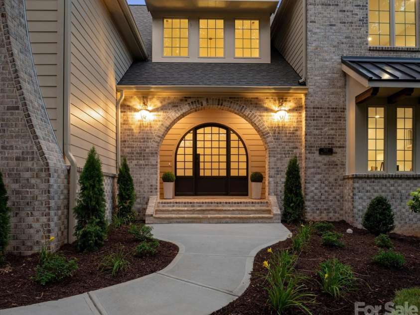 517 Heather Lane, Charlotte, NC 28209.  MLS# CAR4402841, YatesRealty ID 39233. 