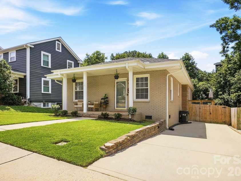 417 Woodvale Place, Charlotte, NC 28208.  MLS# CAR4402994, YatesRealty ID 39245. 