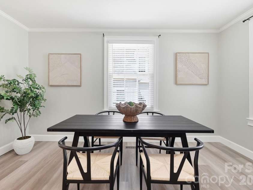 417 Woodvale Place, Charlotte, NC 28208.  MLS# CAR4402994, YatesRealty ID 39245. 