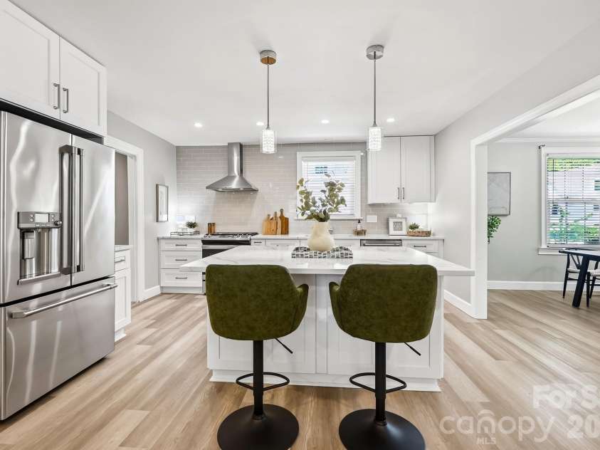 417 Woodvale Place, Charlotte, NC 28208.  MLS# CAR4402994, YatesRealty ID 39245. 