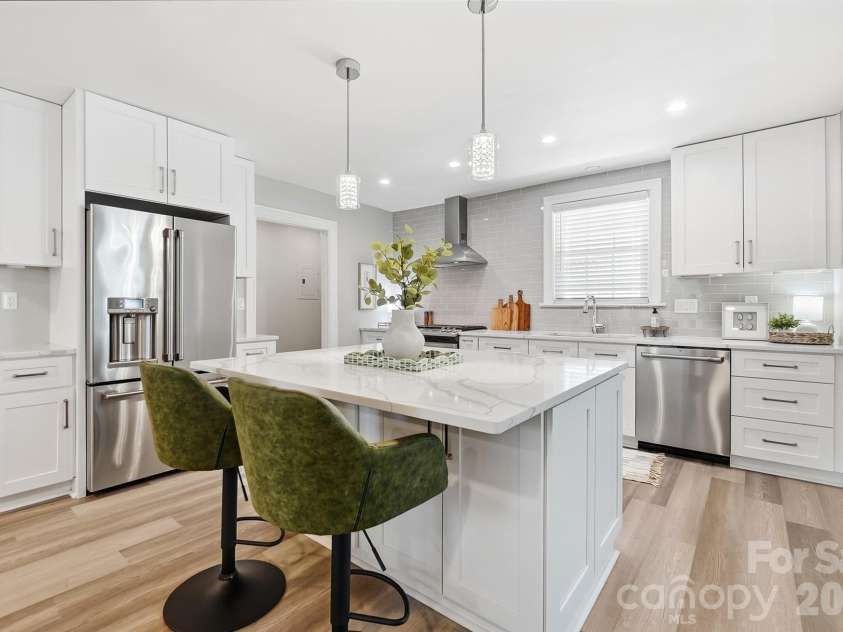417 Woodvale Place, Charlotte, NC 28208.  MLS# CAR4402994, YatesRealty ID 39245. 