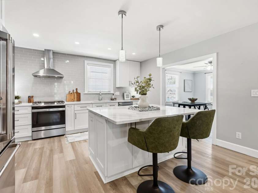 417 Woodvale Place, Charlotte, NC 28208.  MLS# CAR4402994, YatesRealty ID 39245. 