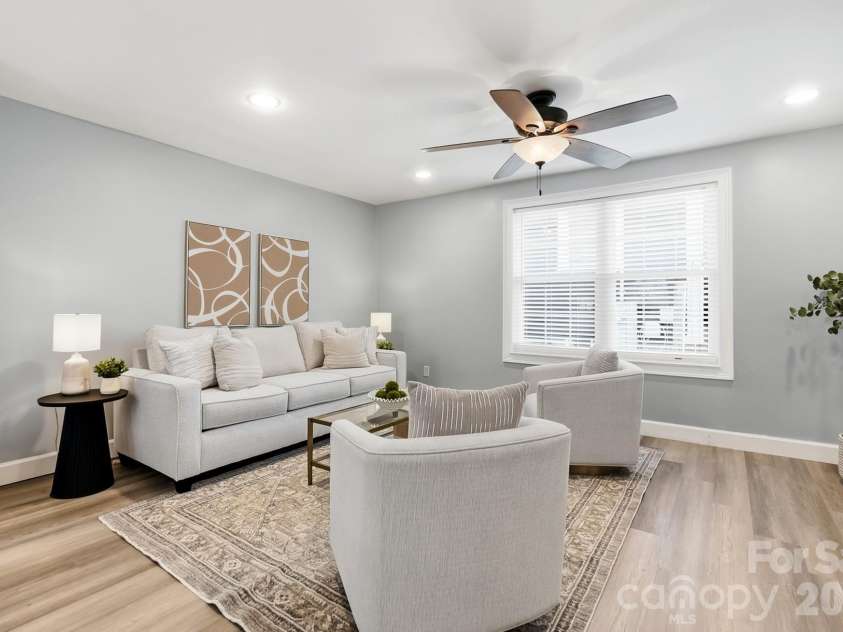 417 Woodvale Place, Charlotte, NC 28208.  MLS# CAR4402994, YatesRealty ID 39245. 