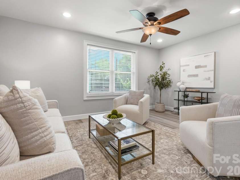 417 Woodvale Place, Charlotte, NC 28208.  MLS# CAR4402994, YatesRealty ID 39245. 