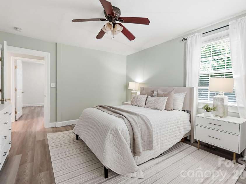 417 Woodvale Place, Charlotte, NC 28208.  MLS# CAR4402994, YatesRealty ID 39245. 
