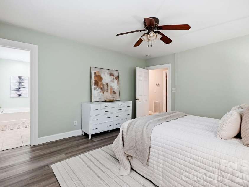 417 Woodvale Place, Charlotte, NC 28208.  MLS# CAR4402994, YatesRealty ID 39245. 
