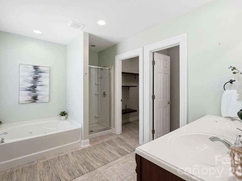 417 Woodvale Place, Charlotte, NC 28208.  MLS# CAR4402994, YatesRealty ID 39245. 