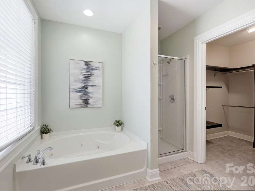 417 Woodvale Place, Charlotte, NC 28208.  MLS# CAR4402994, YatesRealty ID 39245. 