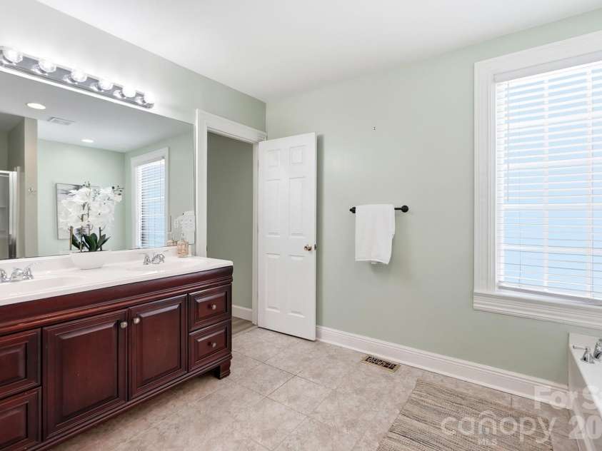 417 Woodvale Place, Charlotte, NC 28208.  MLS# CAR4402994, YatesRealty ID 39245. 