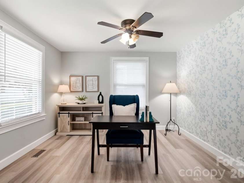 417 Woodvale Place, Charlotte, NC 28208.  MLS# CAR4402994, YatesRealty ID 39245. 