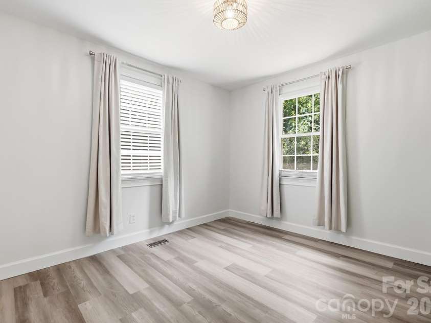 417 Woodvale Place, Charlotte, NC 28208.  MLS# CAR4402994, YatesRealty ID 39245. 