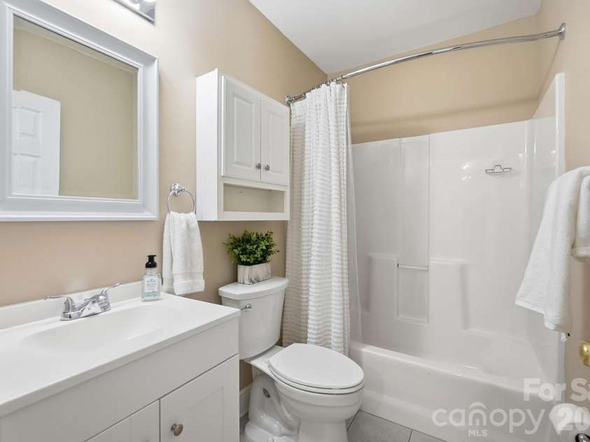 417 Woodvale Place, Charlotte, NC 28208.  MLS# CAR4402994, YatesRealty ID 39245. 