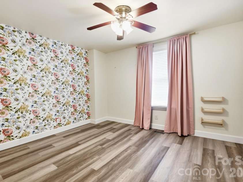 417 Woodvale Place, Charlotte, NC 28208.  MLS# CAR4402994, YatesRealty ID 39245. 
