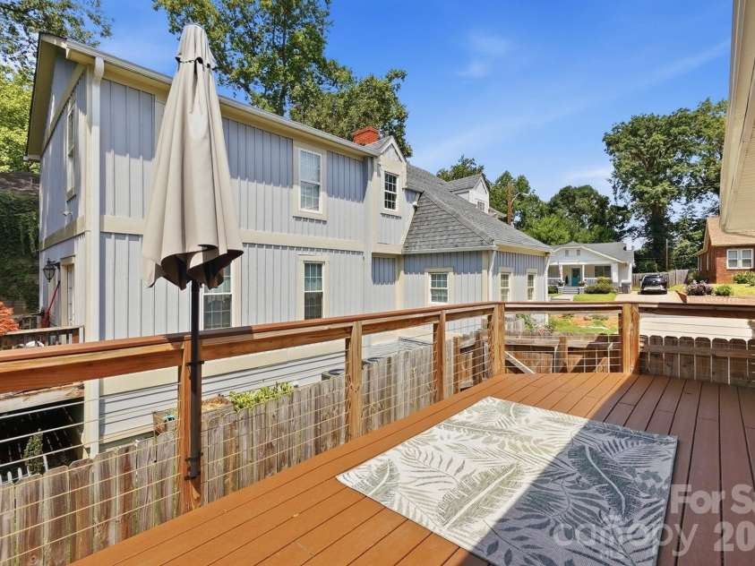 417 Woodvale Place, Charlotte, NC 28208.  MLS# CAR4402994, YatesRealty ID 39245. 