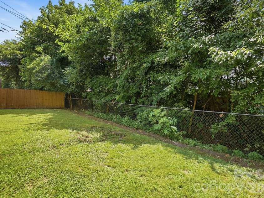 417 Woodvale Place, Charlotte, NC 28208.  MLS# CAR4402994, YatesRealty ID 39245. 