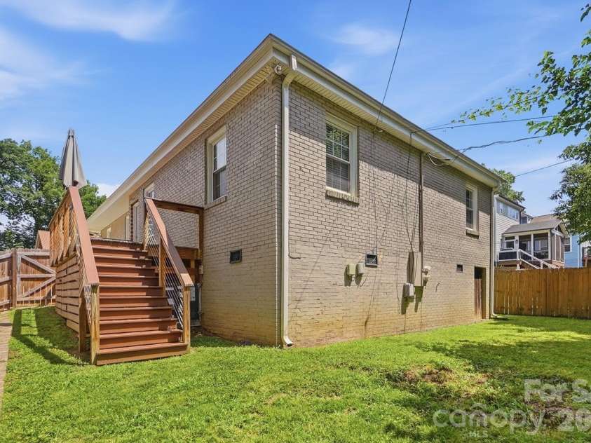 417 Woodvale Place, Charlotte, NC 28208.  MLS# CAR4402994, YatesRealty ID 39245. 