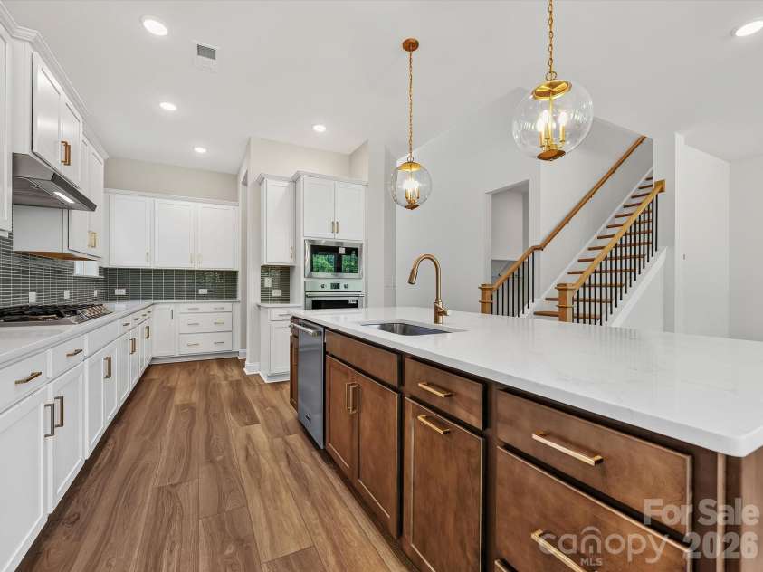 16020 Cloud Nine Court, Matthews, NC 28105.  MLS# CAR4350170, YatesRealty ID 39246. Kitchen