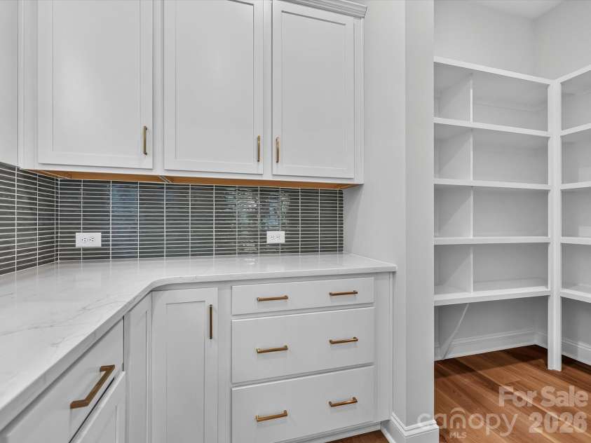 16020 Cloud Nine Court, Matthews, NC 28105.  MLS# CAR4350170, YatesRealty ID 39246. Kitchen cabinets and backsplash
