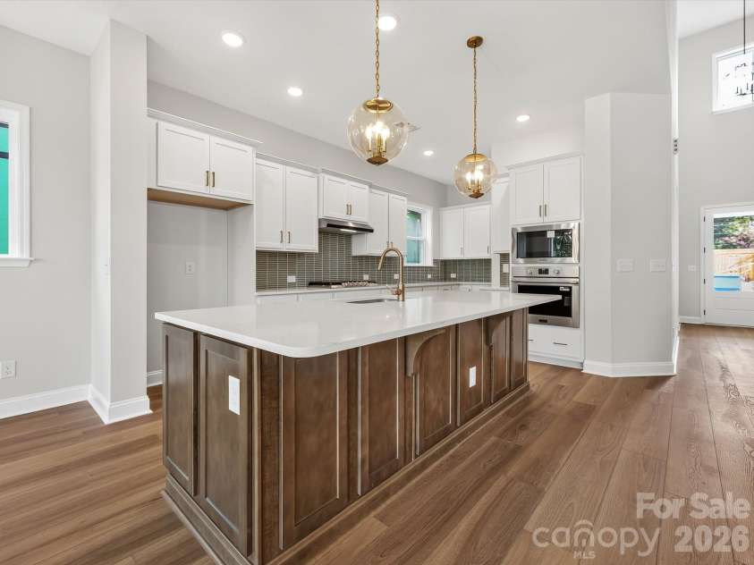 16020 Cloud Nine Court, Matthews, NC 28105.  MLS# CAR4350170, YatesRealty ID 39246. Kitchen Island