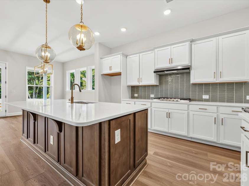 16020 Cloud Nine Court, Matthews, NC 28105.  MLS# CAR4350170, YatesRealty ID 39246. Kitchen Island