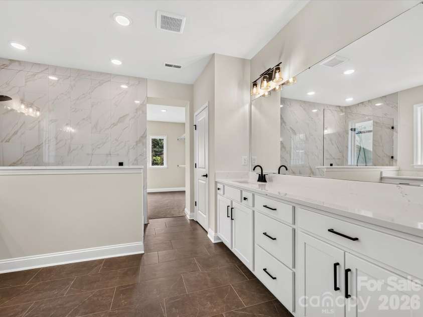 16020 Cloud Nine Court, Matthews, NC 28105.  MLS# CAR4350170, YatesRealty ID 39246. Primary bath