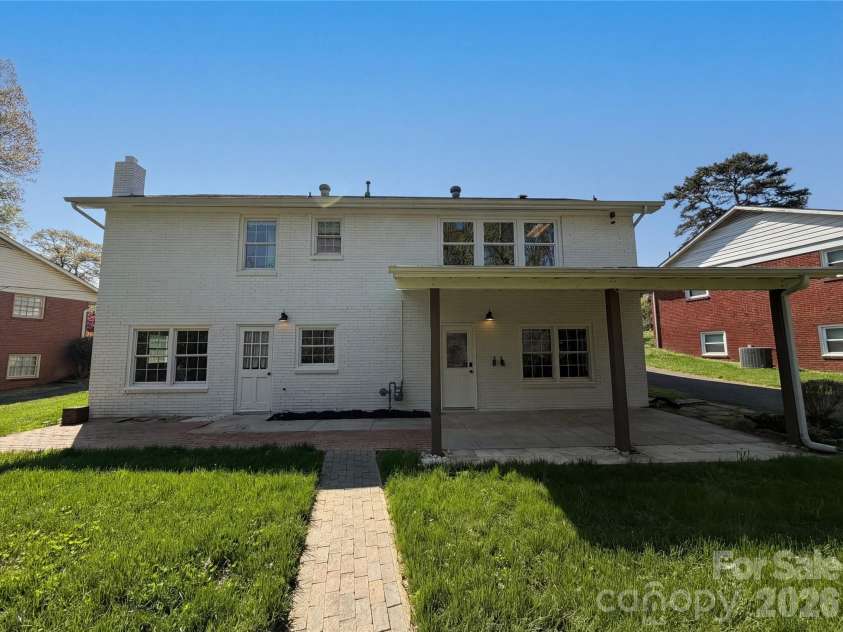 6621 Starcrest Drive, Charlotte, NC 28210.  MLS# CAR4364053, YatesRealty ID 39253. 