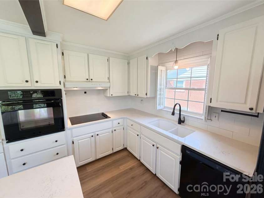 6621 Starcrest Drive, Charlotte, NC 28210.  MLS# CAR4364053, YatesRealty ID 39253. 