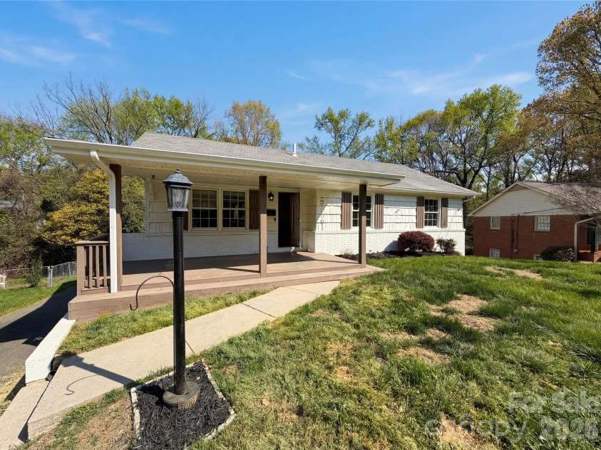 6621 Starcrest Drive, Charlotte, NC 28210.  MLS# CAR4364053, YatesRealty ID 39253. 
