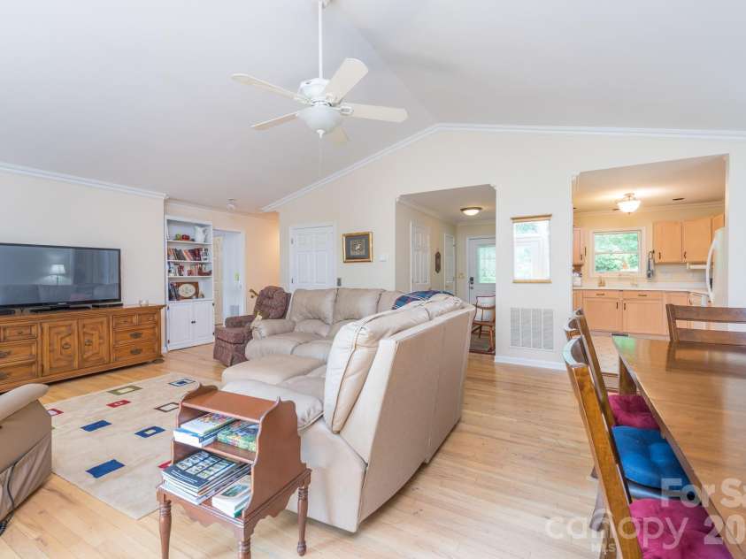 275 Allen Mountain Drive, Black Mountain, NC 28711.  MLS# CAR4403183, YatesRealty ID 39255. 
