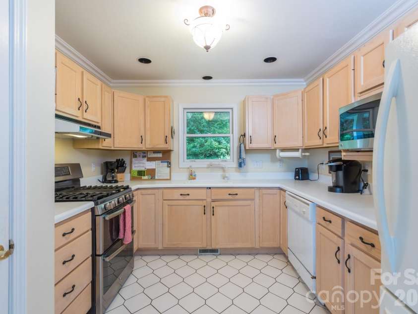 275 Allen Mountain Drive, Black Mountain, NC 28711.  MLS# CAR4403183, YatesRealty ID 39255. 