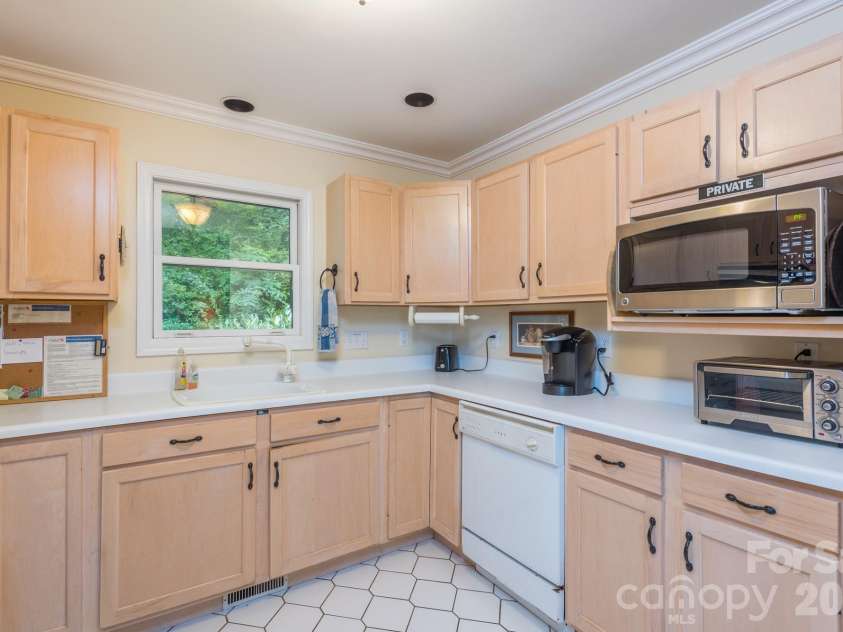 275 Allen Mountain Drive, Black Mountain, NC 28711.  MLS# CAR4403183, YatesRealty ID 39255. 