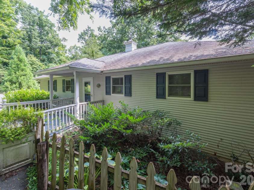 275 Allen Mountain Drive, Black Mountain, NC 28711.  MLS# CAR4403183, YatesRealty ID 39255. 
