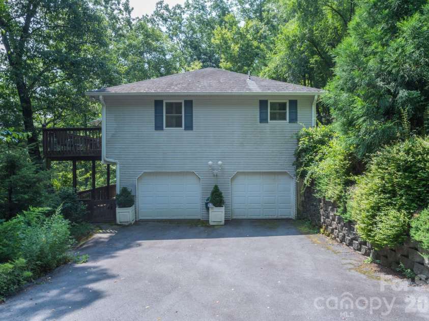 275 Allen Mountain Drive, Black Mountain, NC 28711.  MLS# CAR4403183, YatesRealty ID 39255. 