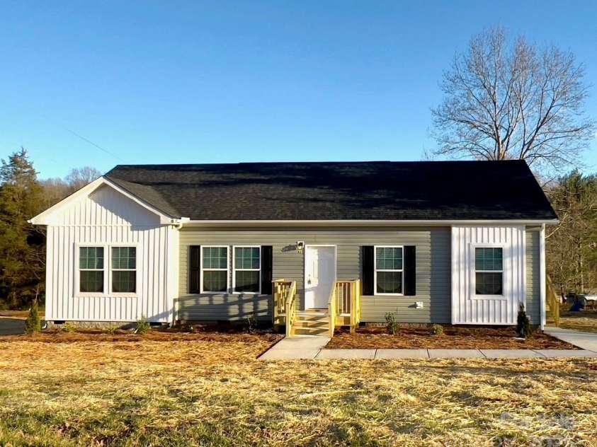 823 Wellwood Avenue, Statesville, NC 28677.  MLS# CAR4215881, YatesRealty ID 3926. 