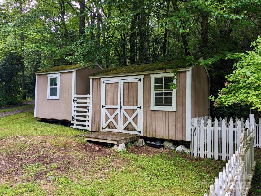 46 Tree Farm Road, Spruce Pine, NC 28777.  MLS# CAR4184034, YatesRealty ID 3928. 