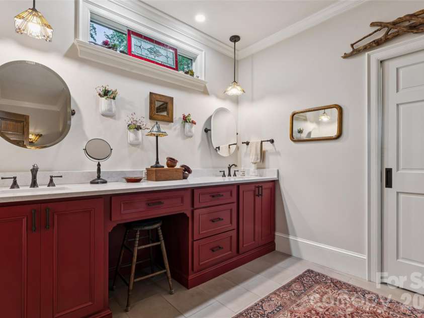 5121 Chillmark Road, Charlotte, NC 28226.  MLS# CAR4406043, YatesRealty ID 39281. First floor primary bath