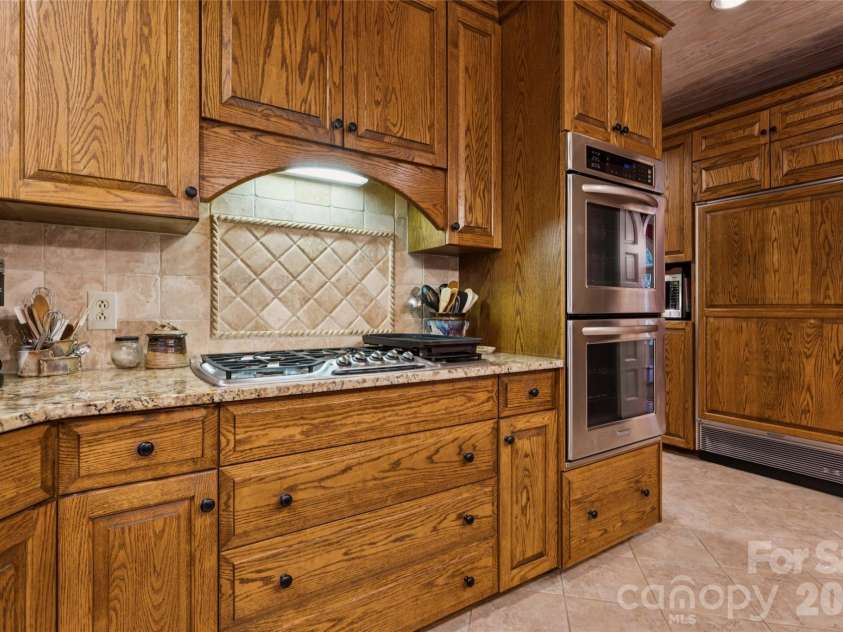 5121 Chillmark Road, Charlotte, NC 28226.  MLS# CAR4406043, YatesRealty ID 39281. Gas cooktop, double wall ovens and a Sub-Zero, panel matched refrigerator!