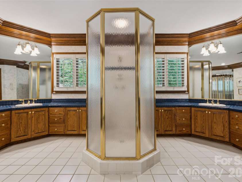 5121 Chillmark Road, Charlotte, NC 28226.  MLS# CAR4406043, YatesRealty ID 39281. Second floor primary bath