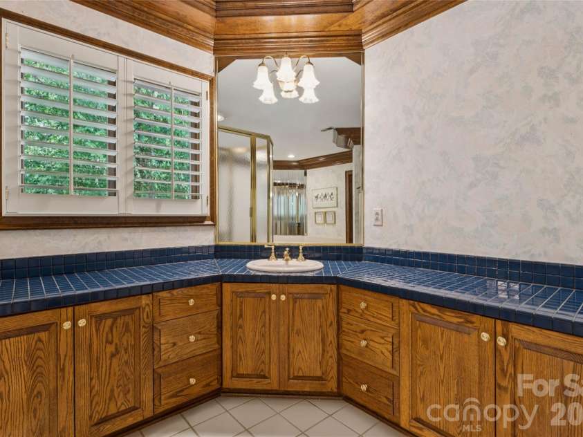 5121 Chillmark Road, Charlotte, NC 28226.  MLS# CAR4406043, YatesRealty ID 39281. Second floor primary bath