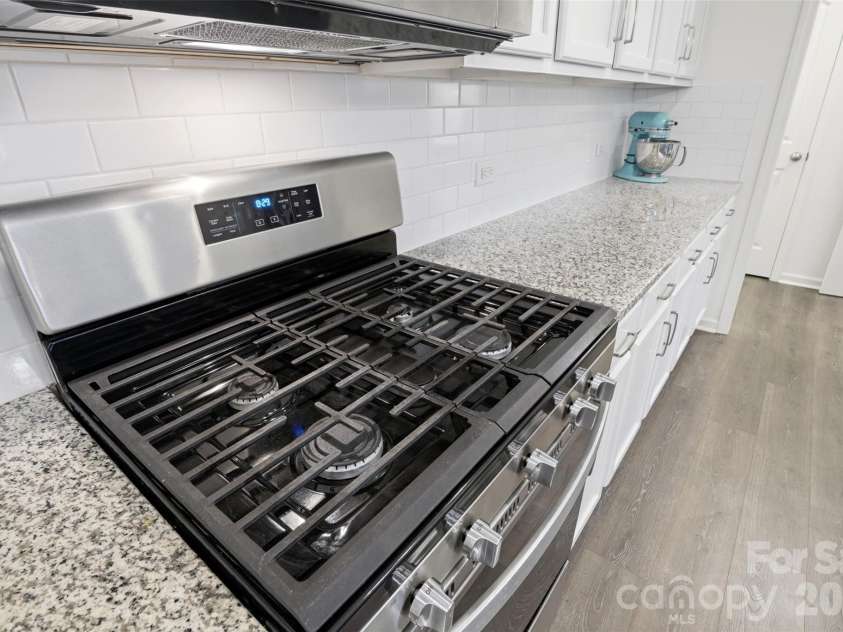6500 Kinder Lane, Lancaster, SC 29720.  MLS# CAR4393642, YatesRealty ID 39282. Gas cooktop and oven