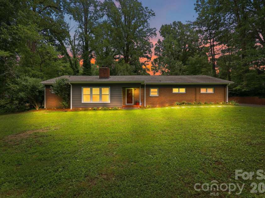 138 Circle Drive, Thomasville, NC 27360.  MLS# CAR4406992, YatesRealty ID 39284. 