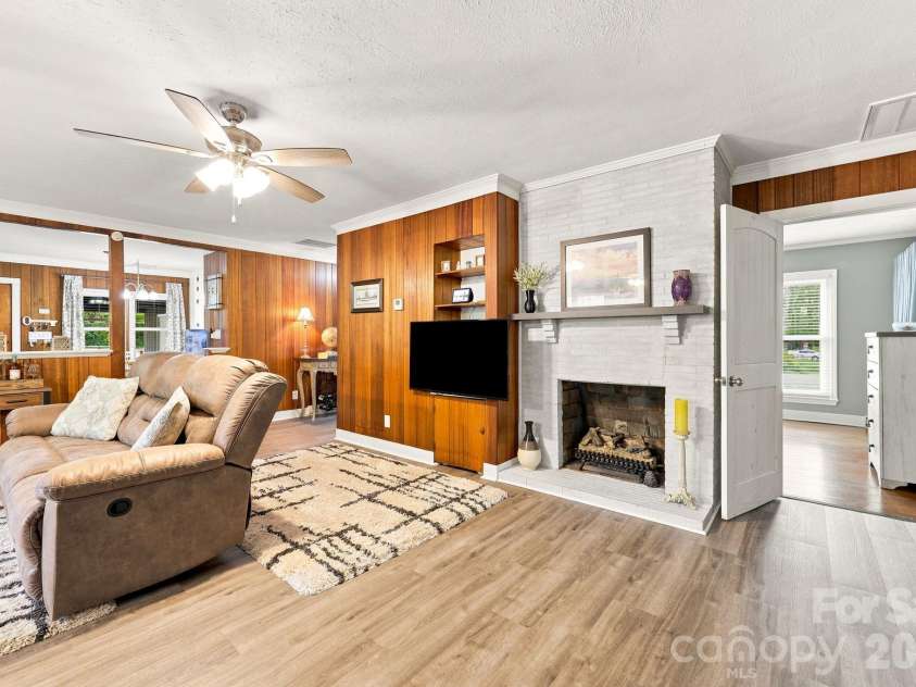 138 Circle Drive, Thomasville, NC 27360.  MLS# CAR4406992, YatesRealty ID 39284. 