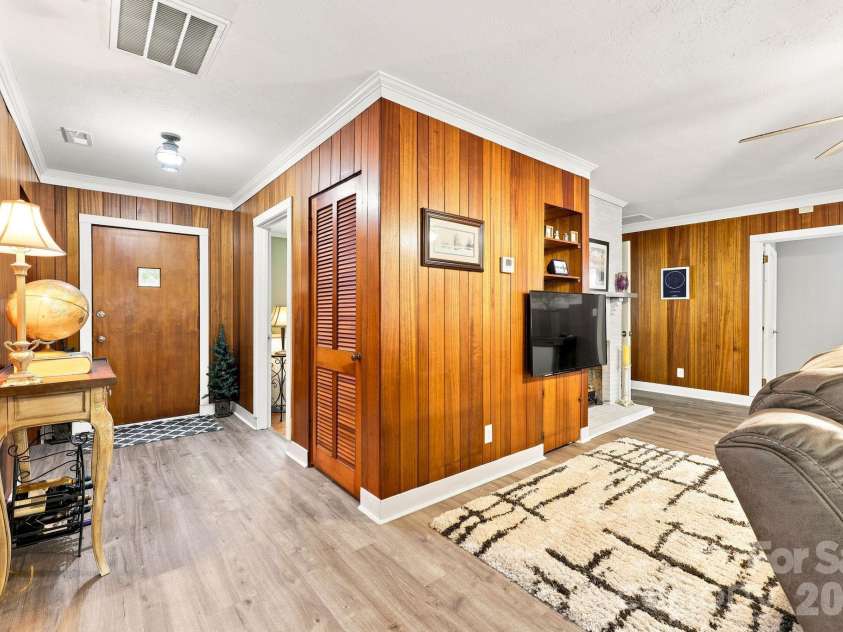 138 Circle Drive, Thomasville, NC 27360.  MLS# CAR4406992, YatesRealty ID 39284. 