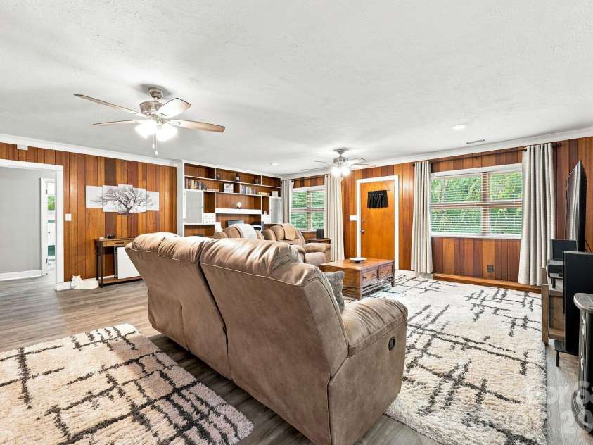 138 Circle Drive, Thomasville, NC 27360.  MLS# CAR4406992, YatesRealty ID 39284. 