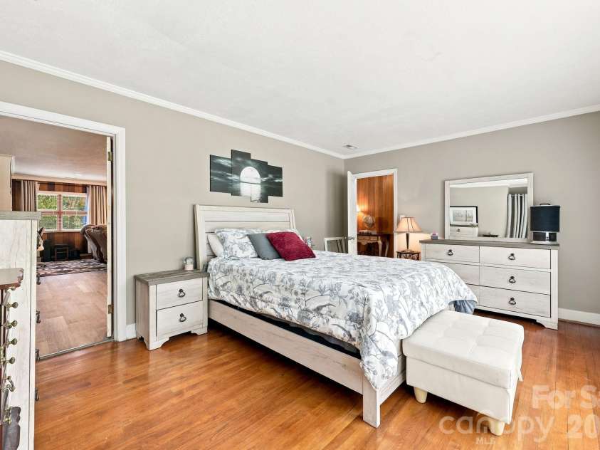 138 Circle Drive, Thomasville, NC 27360.  MLS# CAR4406992, YatesRealty ID 39284. 