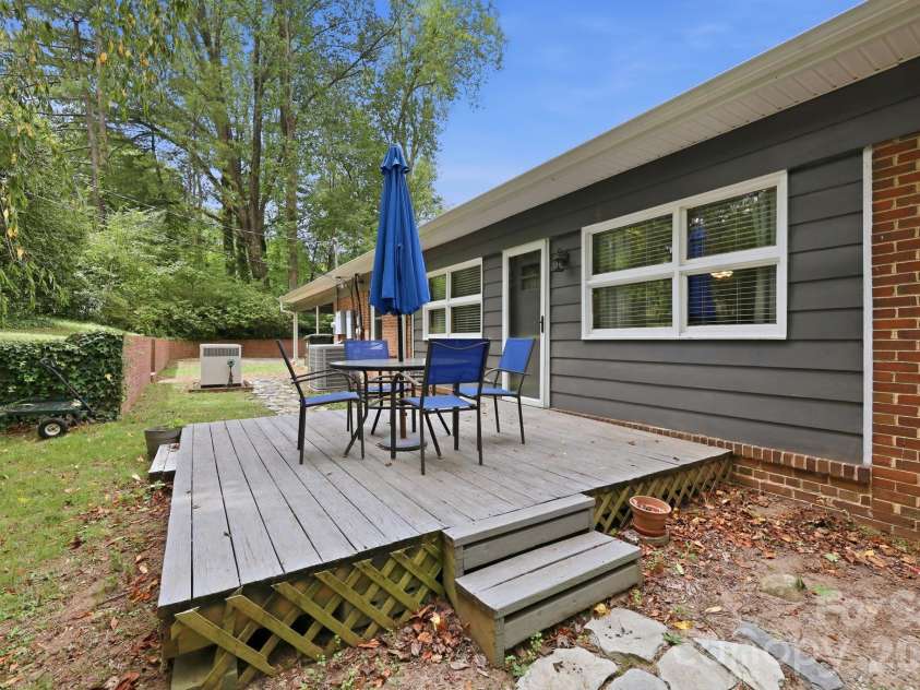 138 Circle Drive, Thomasville, NC 27360.  MLS# CAR4406992, YatesRealty ID 39284. 