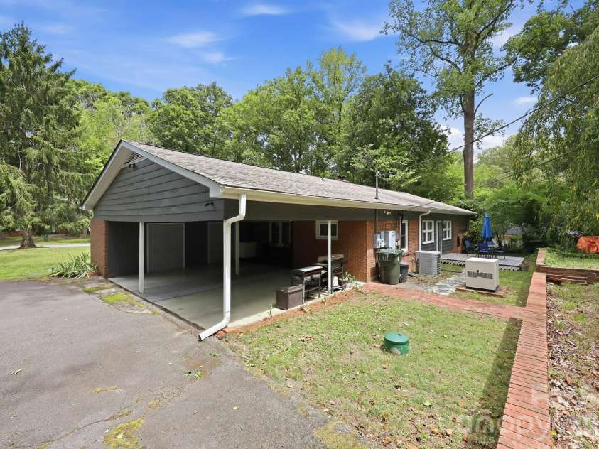 138 Circle Drive, Thomasville, NC 27360.  MLS# CAR4406992, YatesRealty ID 39284. 
