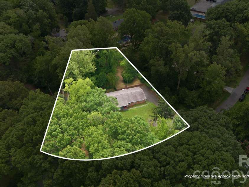 138 Circle Drive, Thomasville, NC 27360.  MLS# CAR4406992, YatesRealty ID 39284. 