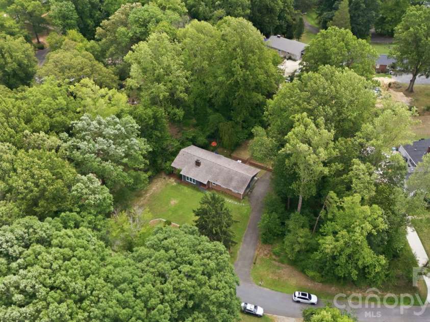 138 Circle Drive, Thomasville, NC 27360.  MLS# CAR4406992, YatesRealty ID 39284. 